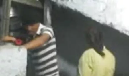 सदा उसकी फिल्म हिंदी में सेक्सी शर्ट लिफ्टों, शराबी स्तनों के साथ रोशनी