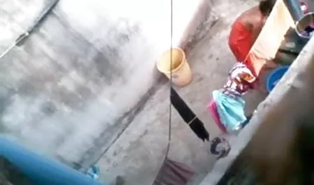 एक खूबसूरत औरत उसे अपनी बाहों में अतिरिक्त शराब पीने के हिंदी मूवी सेक्सी हिंदी मूवी सेक्सी लिए शुरू किया