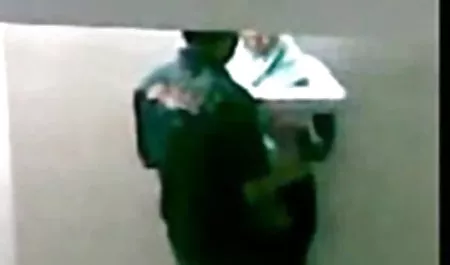 कामुक पोशाक में घुंघराले फूहड़ बॉलीवुड सेक्सी फिल्म हिंदी में आत्मसमर्पण कर दिया