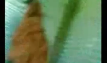 एक खिलौना के साथ सेक्सी वीडियो फिल्म के साथ सोफे पर सह शॉट