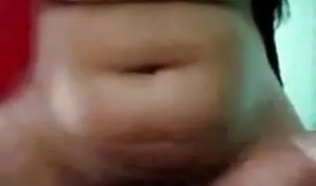 एक गुलाम दोस्त के रूप में बच्चे को ले लो और सेक्सी वीडियो पिक्चर देखने में उसके साथ यौन संबंध