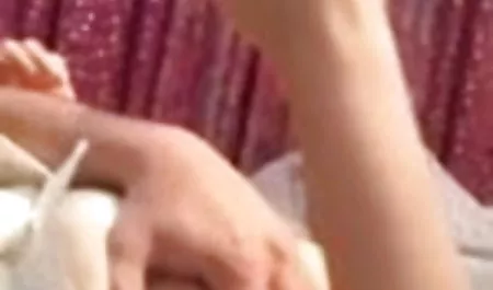 आदमी काले बालों के साथ सेक्सी हिंदी मूवी में लड़की को लिखने के लिए बुरा नहीं है