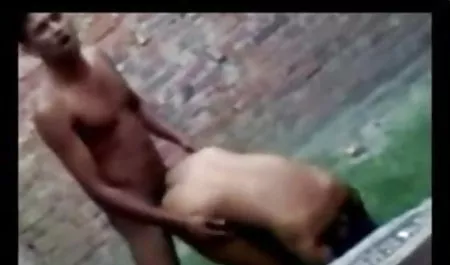 आंद्रे आदमी के सामने उसे कमबख्त द्वारा सेक्सी फिल्म लोड कर दो चाचा की समस्याओं को हल करती है