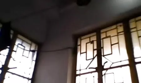 इस सेक्सी भोजपुरी हिंदी फिल्म आदमी को उसकी सुंदरता भी आनंद मिलता है और बिस्तर पर उसे डालता है