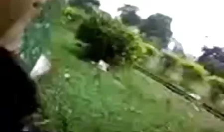 आदमी अपनी हिंदी फिल्म सेक्सी बफ प्रेमिका के पैरों को देख रहा है