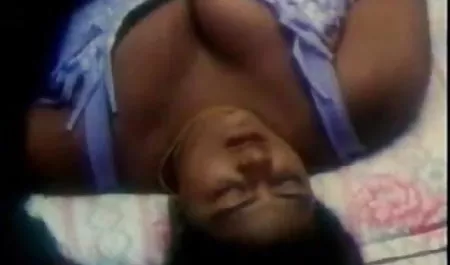 पेड़ के नीचे एक बगीचे मद्रासी फिल्म सेक्सी में गोल्डन बारिश लाल मोटी डिक