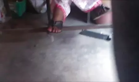 बगीचे हिंदी सेक्सी फिल्म के वीडियो में सुंदर पैंट और खराब गीला पैंट