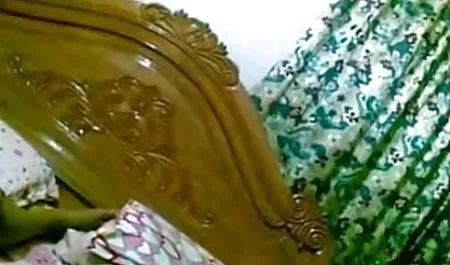 गर्म प्रेमिका शैंपेन की एक बोतल बॉलीवुड सेक्सी फिल्म हिंदी प्रवेश