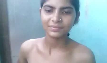 नशे में पत्नी अपनी सेक्सी फिल्म करने वाली सेक्सी पत्नी को खुश करने की कोशिश कर रहा