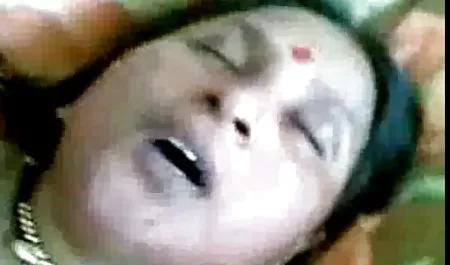 प्यारा उसके नितंबों फैलता है की ओर सेक्स करता हुआ फिल्म गुदा