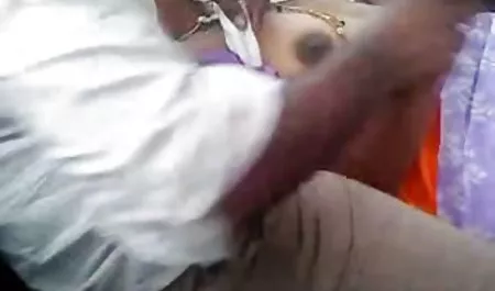 बिस्तर पर बाहर रखी गोरा और श्यामला शर्ट उसके स्तनों और उसके बालों सेक्सी फुल सेक्सी बिल्ली से पता चला