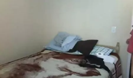 इस खूनी बॉलीवुड सेक्सी हिंदी मूवी उसे डेस्क बार में रह रही है के रूप में अगर बिया देख रहा है