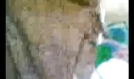 इच्छुक लोगों को दीवार में छेद के माध्यम से चिकन हिंदी सेक्सी फिल्म वीडियो में चीख