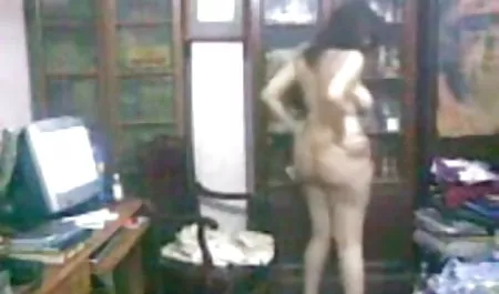 सुनहरे बालों वाली लड़की के साथ हिंदी सेक्सी फिल्म सेक्स पांच लोगों द्वारा बाहर निकाला गया था