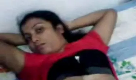 कमबख्त पैसे बफ सेक्सी हिंदी फिल्म के लिए जंगल में गोलियों के साथ मैमी