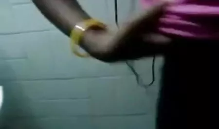 वह छड़ी के साथ पहिया सीखा है और सेक्स के बाद पीछे से सेक्स सेक्सी फिल्मी किया था