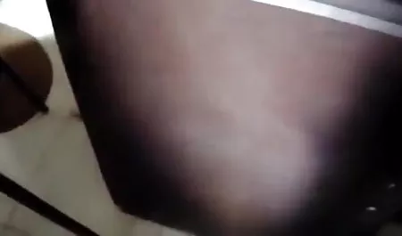Blondie Slivkaa सेक्सी पिक्चर पिक्चर हिंदी में मनोरंजन के साथ उसके बड़े स्तन भड़कीले रबर वस्त्र