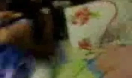 लड़का एक कोने में सेक्सी फिल्म करने वाली सेक्सी एक माँ रखा और उसके मुंह में डाल दिया