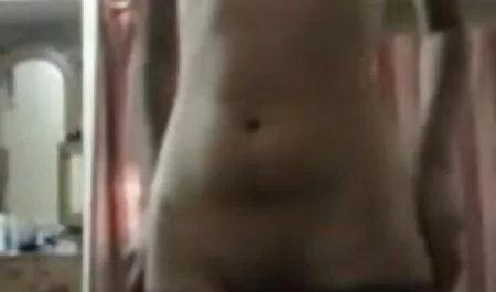 इगोर उसकी माँ के कपड़े ले लिया और सोफे पर विश्राम किया हिंदी पिक्चर फिल्म सेक्सी में