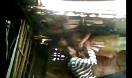 एक वयस्क बच्चे कैमरे में एक बच्चे फिल्म सेक्सी हिंदी पिक्चर को मारता है