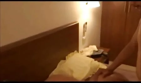 मोज़े और सफेद दस्ताने से भरा एक सेक्सी फिल्म हिंदी मै बफ लड़की के साथ सेक्स