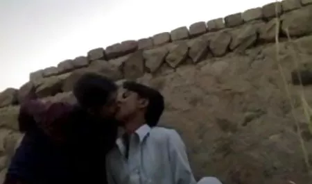 एक टाई और चश्मे में एक लड़की के सेक्सी फिल्म वीडियो दिखाओ साथ साक्षात्कार