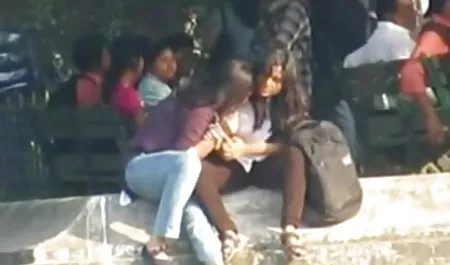 मदद के लिए डॉक्टर के हिंदी सेक्सी फिल्म कॉमेडी पास गया