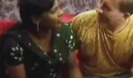 काम छेद के साथ सेक्सी फिल्म के वीडियो दिखाएं अंशकालिक नौकरियों पर बाथरूम में चला गया के बाद