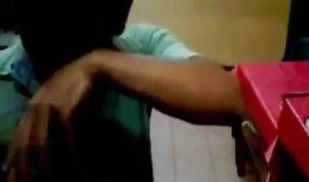 विश्वासघात की खातिर, भोजपुरी सेक्सी हिंदी मूवी वह अपने दोस्तों में से एक बकवास था