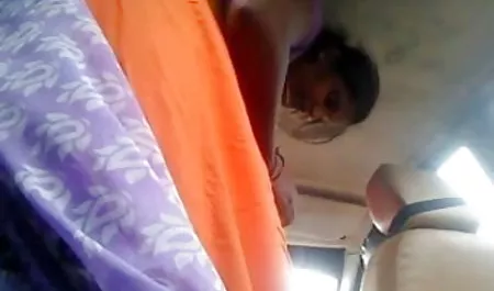 सोफे पर सौंदर्य हिंदी पिक्चर में सेक्सी मालिश अधिकार के साथ यौन संबंध रखने वाले