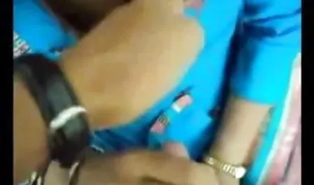प्यारे बच्चे को उसके मुंह में एक ब्लू मूवी सेक्सी इंडियन टी-शर्ट की मांग की