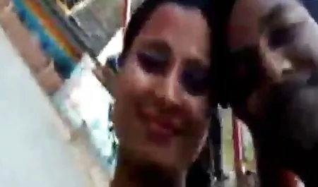 लाल बालों के साथ एक लड़की चीरघर के लिए ले जाया गया और ओनली सेक्स फिल्म दो लोगों द्वारा बलात्कार किया गया था.
