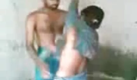 एक मोमबत्ती की मालिश कर रही है, वह उत्साहित और उसके ग्राहक कमबख्त था हिंदी फिल्म फिल्म सेक्सी