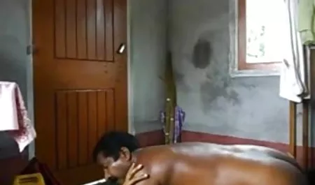 पुरुषों के लिए बाथरूम में एक डबल चूषण लेने के बाद हिंदी पिक्चर में सेक्सी क्लिप देखने के लिए चला गया
