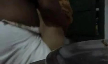 स्कीनी कुतिया सोफे पर उसे गधा चिपक जाता हिंदी फिल्म वीडियो सेक्स है