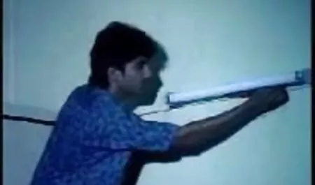 एक एजेंट एक मॉडल गोली मारता है और सेक्सी फिल्म हिंदी मूवी में एक कैमरा ले जाता है