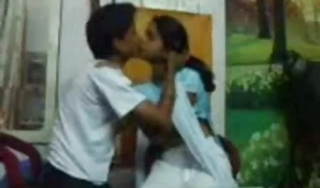 वेबकैम पर हिंदी में सेक्सी ब्लू लड़की दो बच्चों को देता है