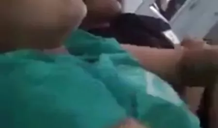 भाप कमरे के बाद, लड़की अपने दोस्त के फिल्म फुल सेक्सी लिए एक नग्न मालिश दे दी है