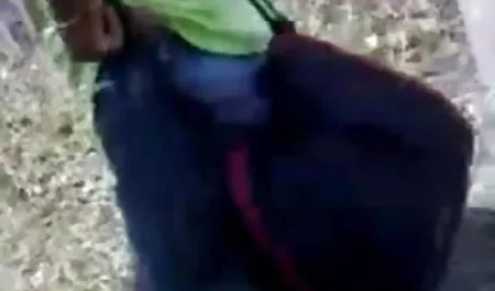 वह बाथरूम में उसके पैर हिंदी मूवी सेक्सी फेंकता है और उसकी पोशाक लिफ्टों
